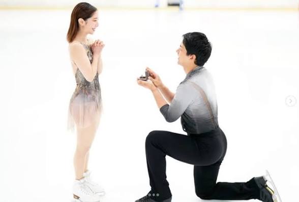 りくりゅうペアが婚約発表、氷上プロポーズの写真も公開
