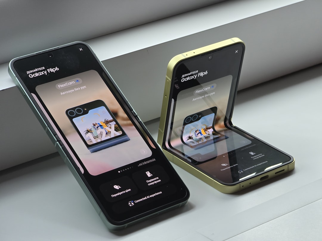 折りたたみスマホ2027年度に100万台超